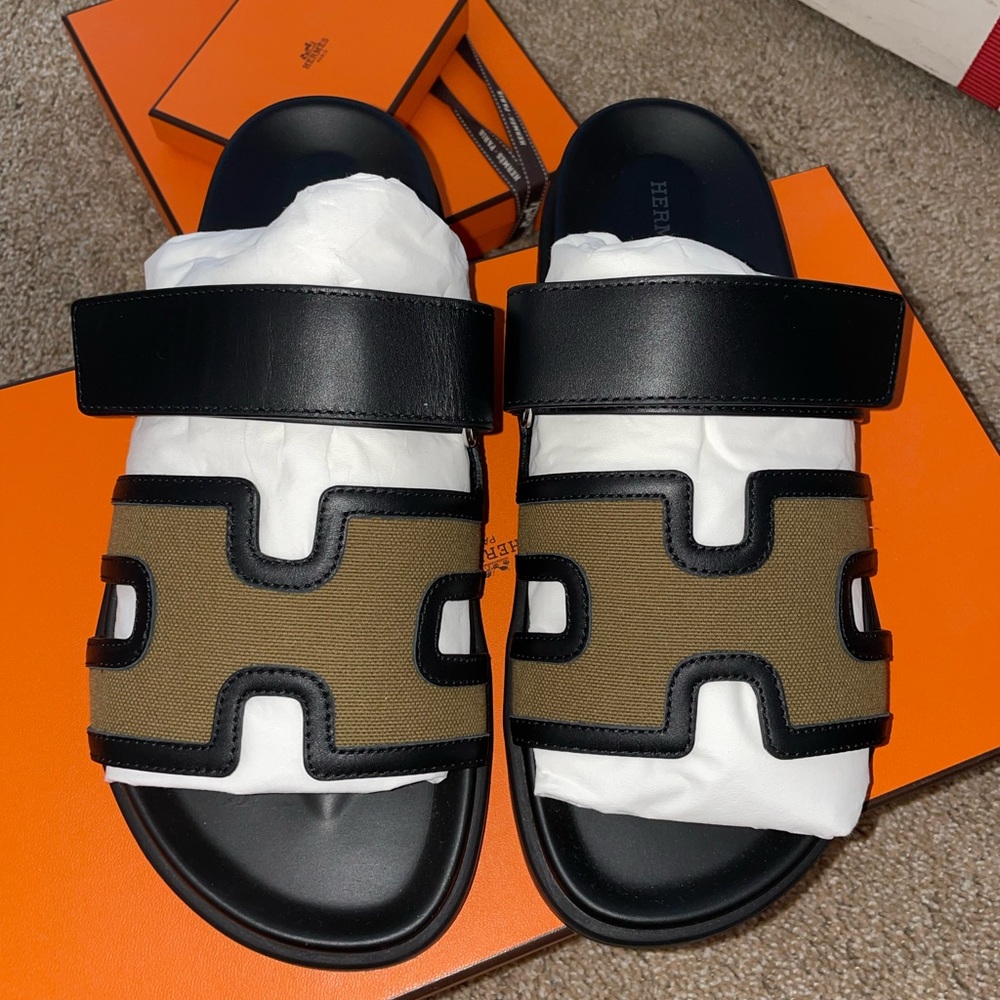 Hermès ( Kaki/ Noir) Chypre 

Canvas Calfskin Mens Chypre Sandals 41 Kaki Black
